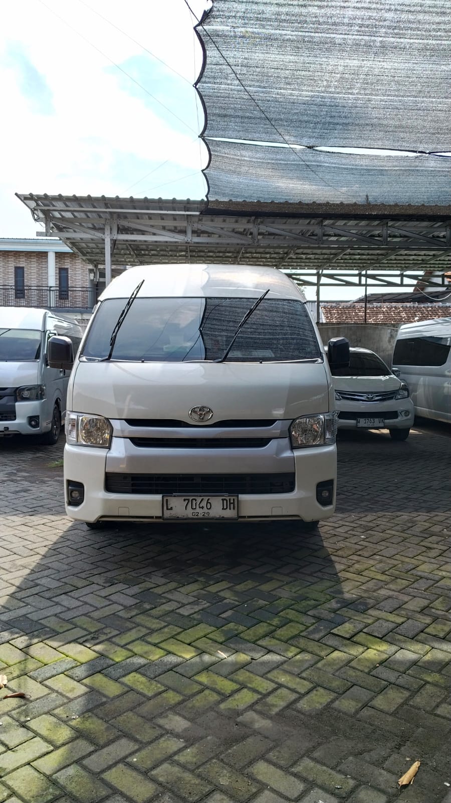 Sewa Mobil HiAce Surabaya Sidoarjo Jawa Timur dengan Sopir – Rental Sewa Mobil HiAce Surabaya Sidoarjo Jawa Timur dengan Sopir – Rental Mobil Rombongan Nyaman & ProfesionalMobil Rombongan Nyaman & Profesional